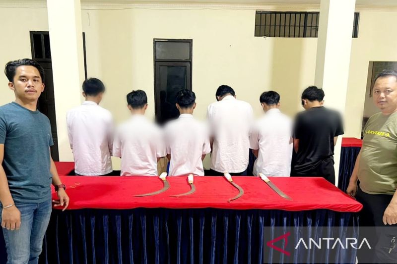 Polisi tangkap 6 pelajar Sukabumi bawa senjata tajam