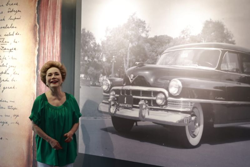 Ratna Sari Dewi mengunjungi pameran arsip Presiden Sukarno di gedung ANRI Jakarta