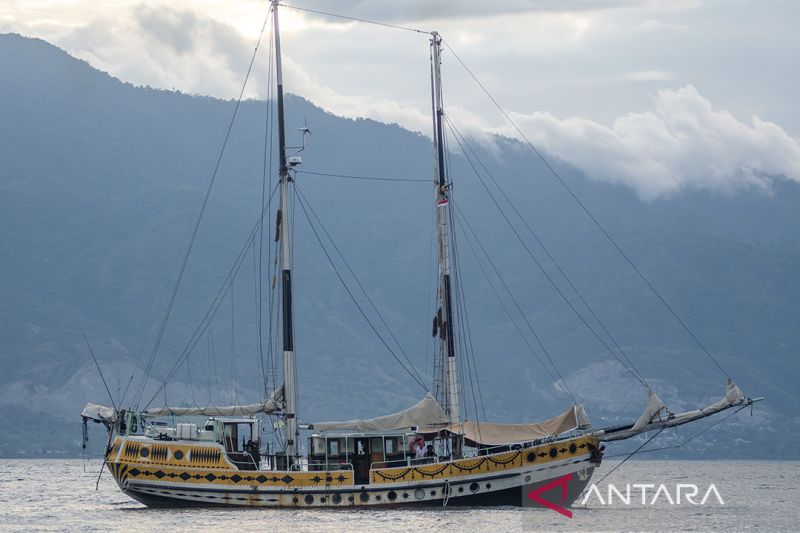 Kapal Arka Kinari tiba di Teluk Palu
