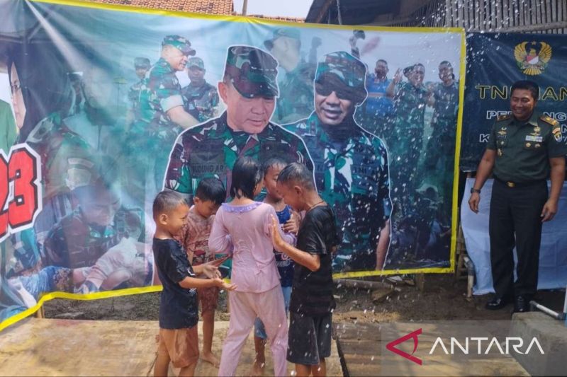 Warga Kertajaya Bekasi nikmati air bersih program TNI