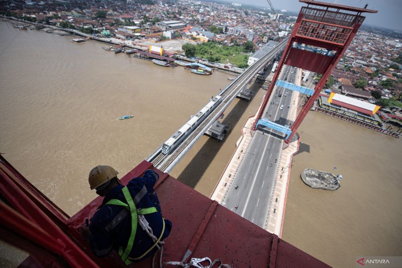 Pengecatan jembatan Ampera Palembang