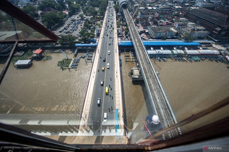 Pengecatan jembatan Ampera Palembang