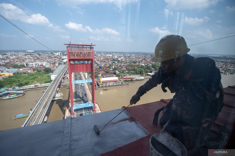 Pengecatan jembatan Ampera Palembang