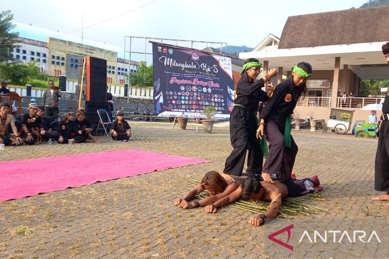 Puluhan pendekar silat dari Jawa Barat berkumpul di Palabuhanratu gelar atraksi budaya Sunda