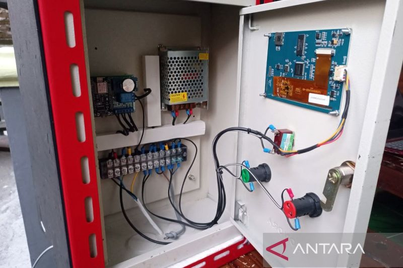 Alat Otomatis Pemberi Pakan Ayam: Solusi Cerdas untuk Peternakan Unggas Modern Alat Otomatis Pemberi Pakan Ayam: Solusi Cerdas untuk Peternakan Unggas Modern