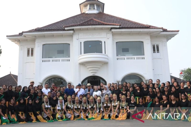 22 penari Bekasi bersiap bawakan tari Sunda klasik saat HUT RI di Istana Negara