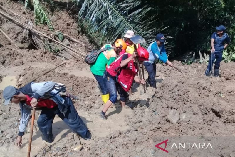 Tim SAR gabungan dibantu anjing pelacak cari korban tertimbun longsor di Cianjur