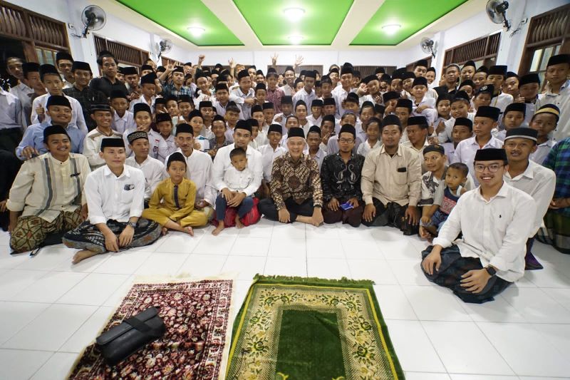 Ganjar Pranowo sowan ke KH Abdurrahman Ibnu Ubaidillah di Ponpes Dar Al Tauhid Cirebon
