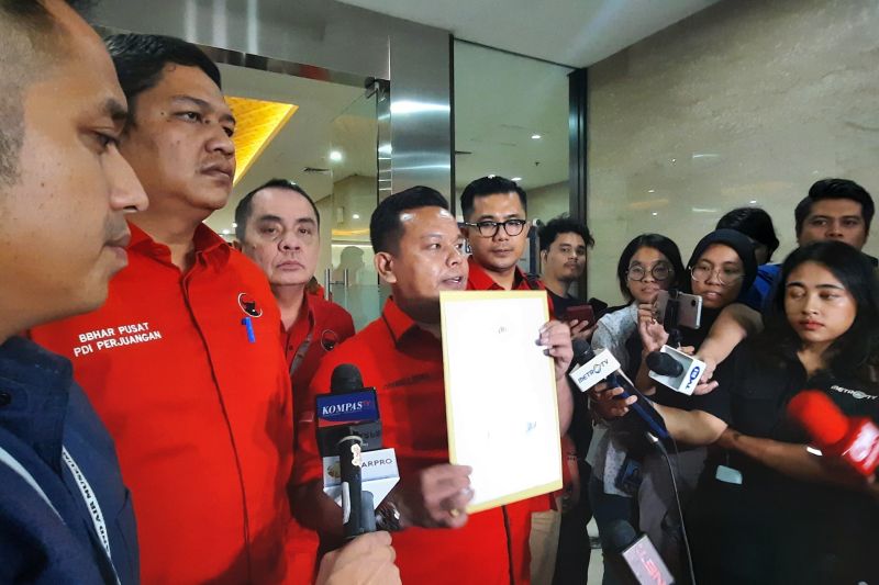 Tim Hukum PDIP resmi laporkan Rocky Gerung ke Bareskrim