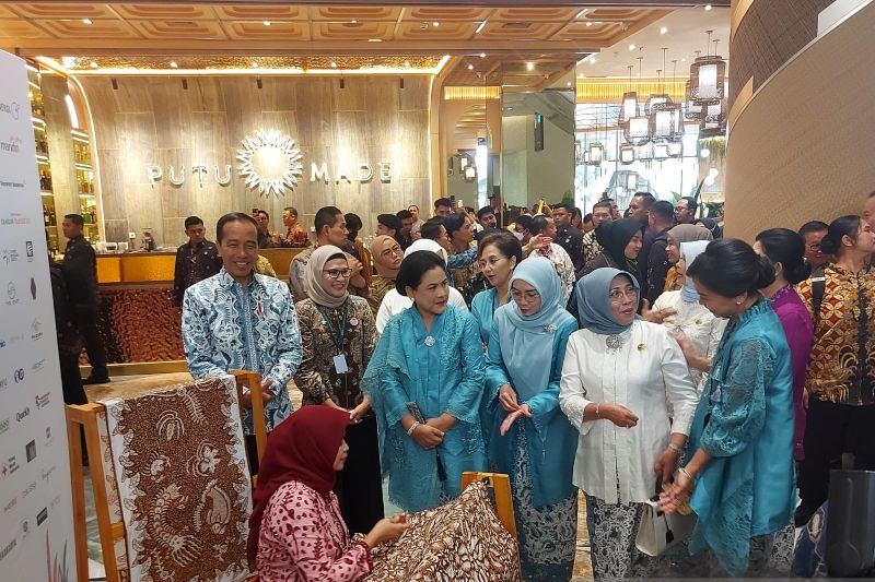 Presiden Jokowi minta para perajin terus eksplorasi warna dan motif baru batik