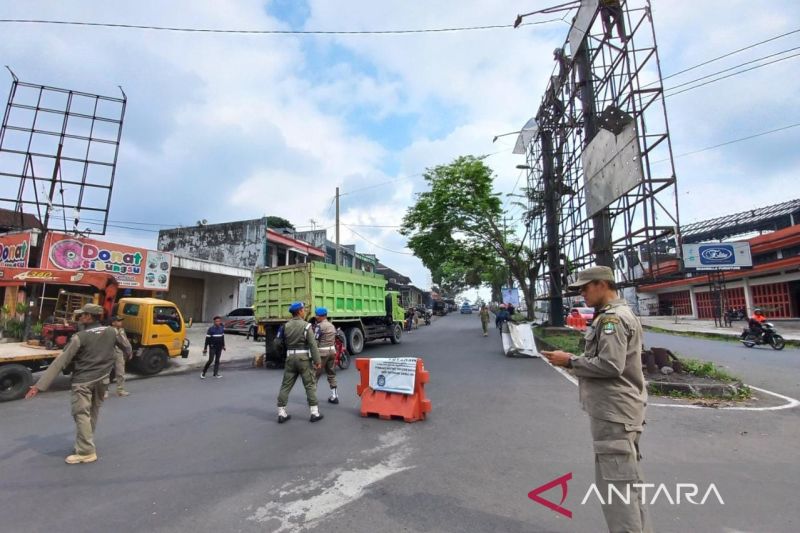 Satpol PP Jabar tertibkan reklame tak berizin di Kota Tasikmalaya