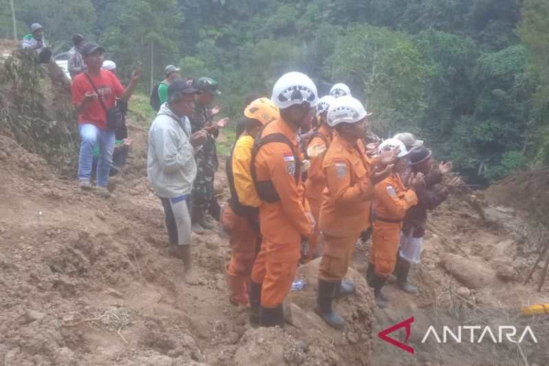 Tim SAR gabungan hentikan pencarian korban tertimbun longsor di Cianjur