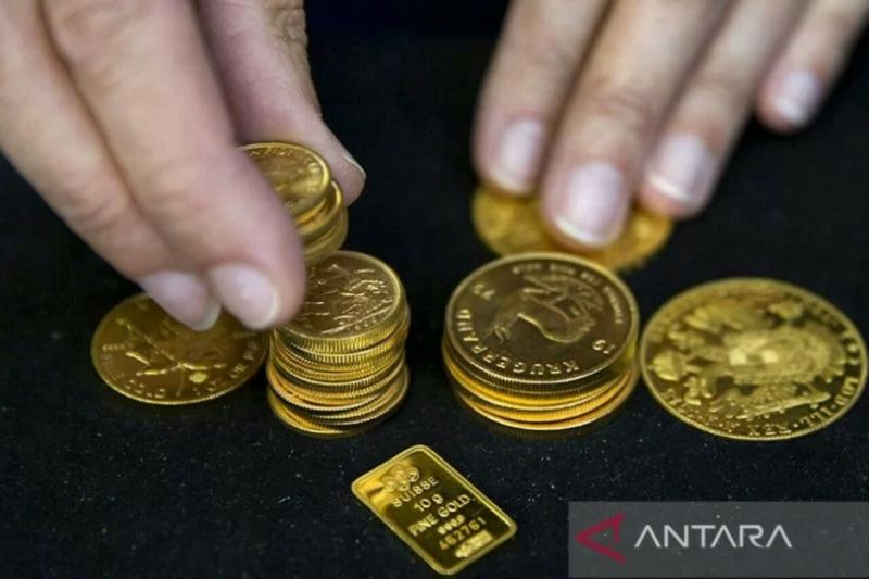 Harga emas naik tipis setelah berada di posisi terendah dalam tiga pekan