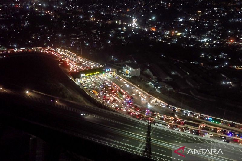 188 truk sampah kembali ke kota Bandung akibat kebakaran di TPA Sarimukti