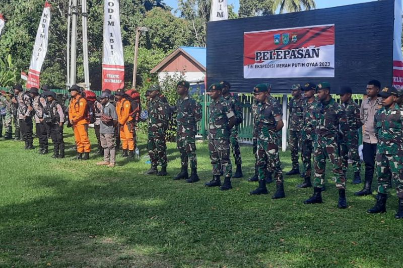 Kodim Teluk Wondama ekspedisi ke wilayah terisolasi meriahkan HUT RI ...