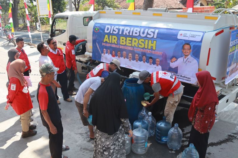 PMI Garut distribusikan air bersih untuk warga terdampak kekeringan