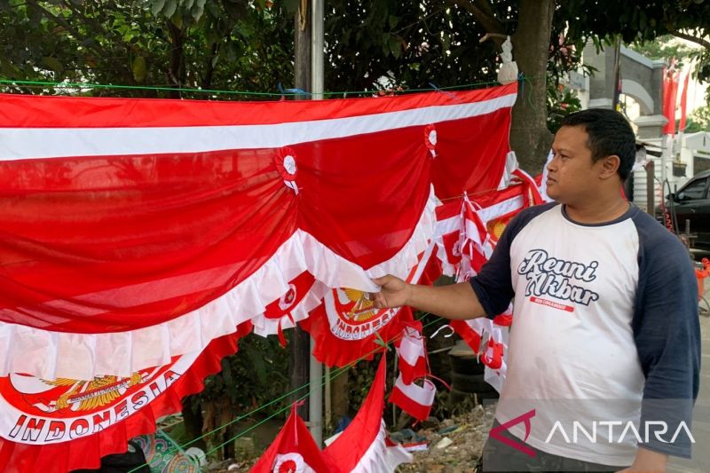 Pedagang bendera di Cianjur untung Rp300 ribu per hari