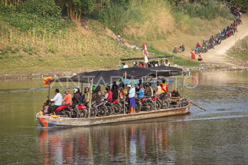 Perahu penyebrangan di Tuban kembali beroperasi