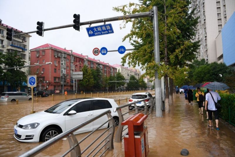 Beijing tutup tempat wisata seiring hujan deras terus mengguyur