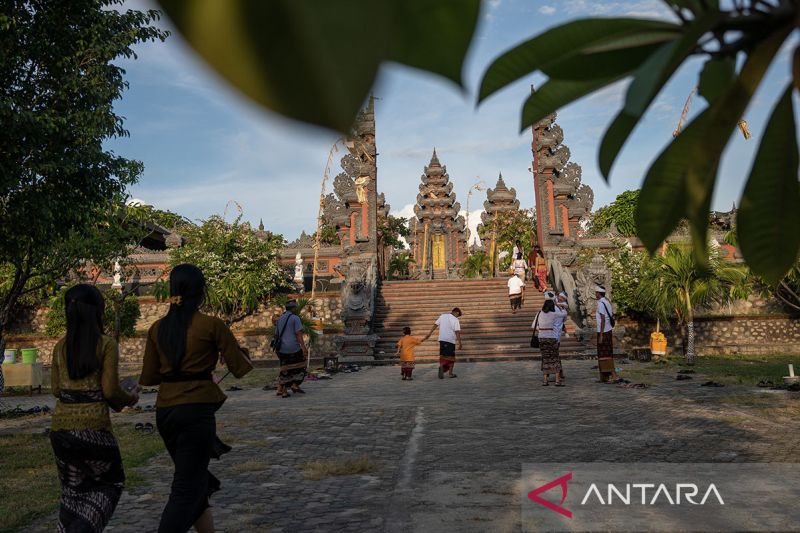 Persembahyangan Hari Raya Kuningan di Palu