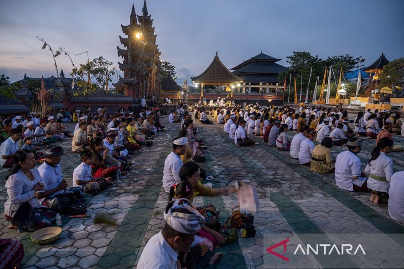 Persembahyangan Hari Raya Kuningan di Palu