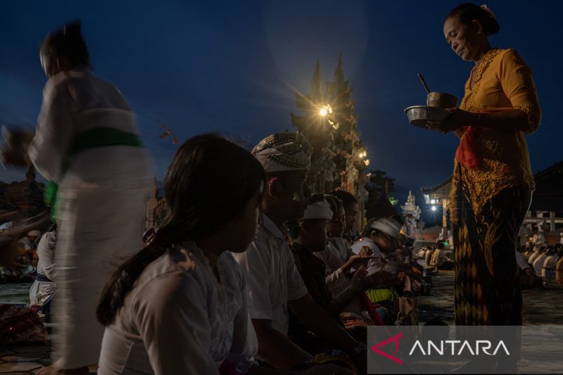 Persembahyangan Hari Raya Kuningan di Palu