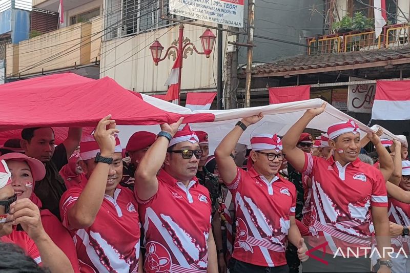 Ribuan warga Bogor kirab Merah Putih sepanjang 100 meter sambut HUT RI