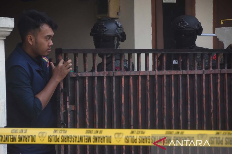 Penggeledahan Rumah Terduga Teroris Pendukung ISIS Di Bekasi - ANTARA News