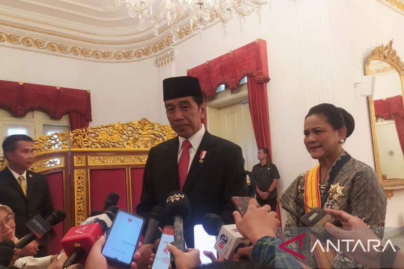 Presiden Jokowi anugerahkan tanda kehormatan kepada Presiden FiFA pada November