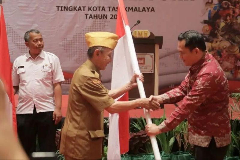 Pemkot Tasikmalaya bagikan dua ribuan Bendera Merah Putih meriahkan HUT RI