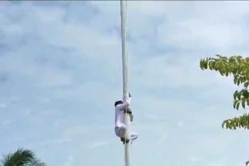 Aksi heroik pelajar SMA selamatkan tali bendera yang putus