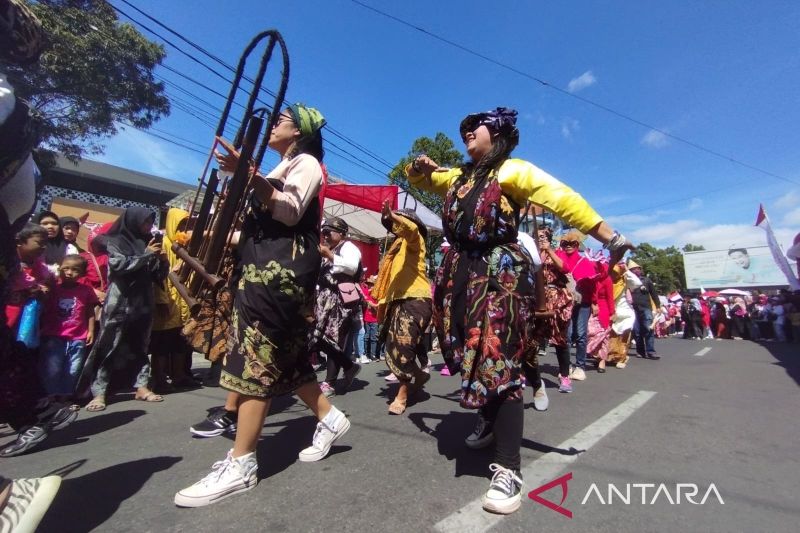 Disparbud Garut promosikan pariwisata via Karnaval Peringatan HUT Ke-78 RI