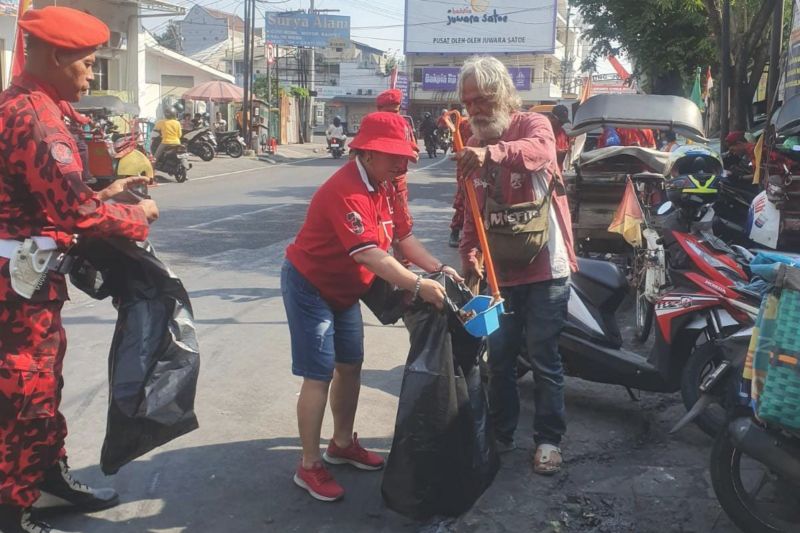 Pedagang Apresiasi Pdip Kota Yogyakarta Bersihkan Sampah Di Pasar