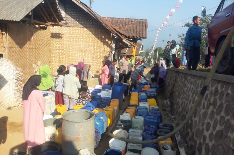 Polres Garut pasok air bersih untuk warga terdampak kemarau