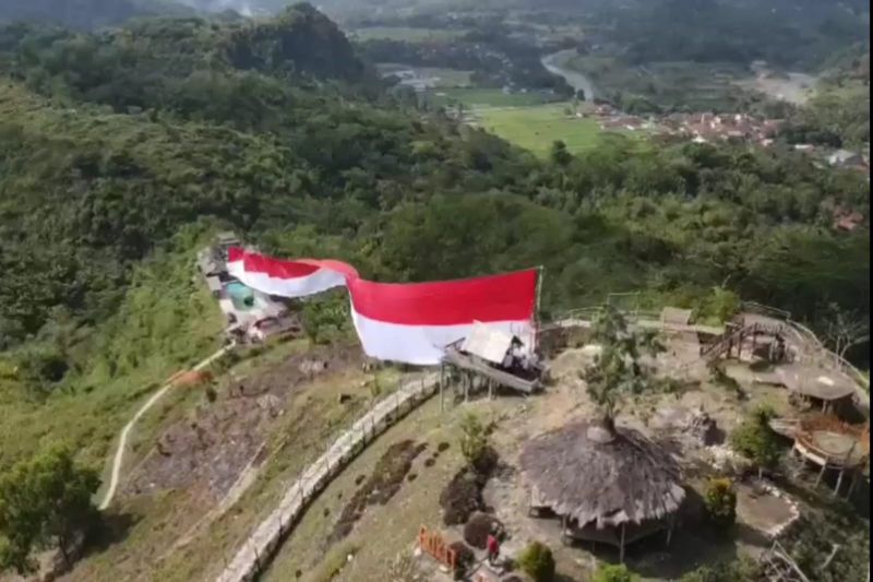 TNI bentangkan bendera Merah Putih raksasa di bukit Panyangrayan Tasikmalaya