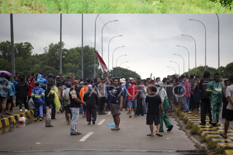 Warga blokir jalan Pulau Rempang di Batam