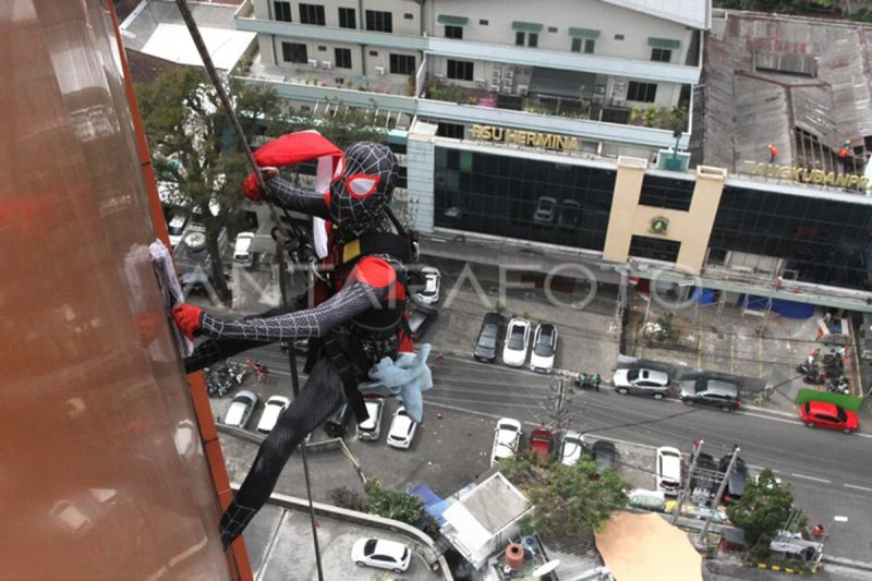 Aksi Spiderman bersihkan gedung di Malang