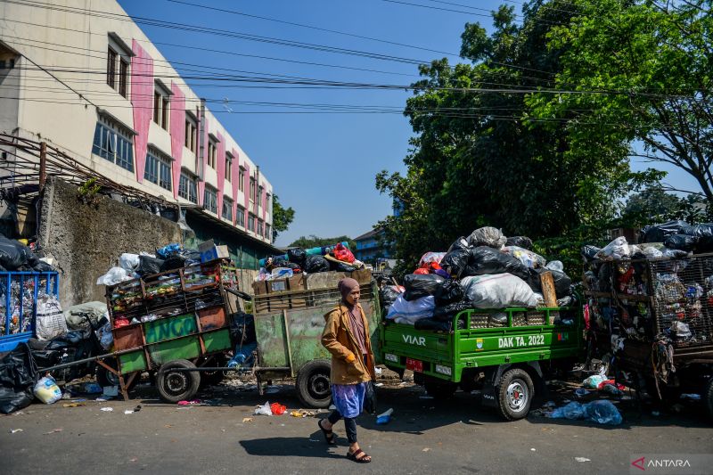 DLH Kota Bandung minta warga untuk sementara tak menaruh sampah di TPS