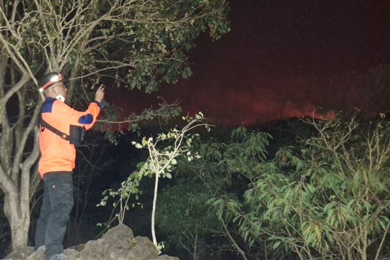 Petugas gabungan masih berjibaku padamkan kebakaran hutan di Gunung Ciremai