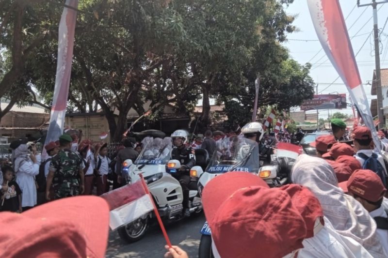 Ratusan siswa SD antusias sambut Wapres saat kunjungan kerja di Cirebon