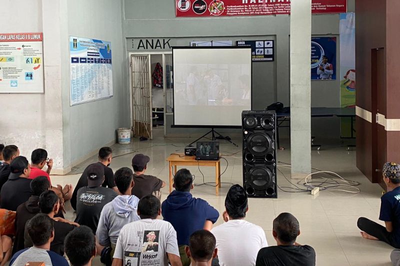 Lapas Kelas IIB Luwuk Sulteng hibur warga binaan dengan menonton film - ANTARA Sulawesi Tengah