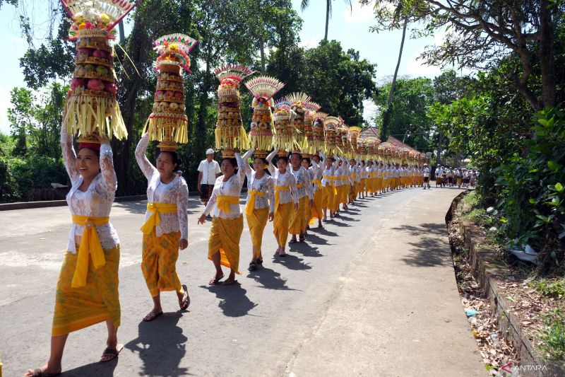 Tradisi Mapeed Alas Kedaton di Bali