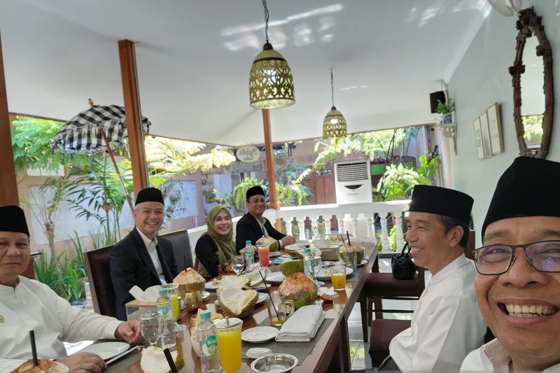 Jokowi mengajak Ganjar dan Prabowo santap siang bersama di Pekalongan