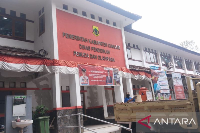 Puluhan ribu warga putus sekolah di Cianjur ikut belajar di PKBM