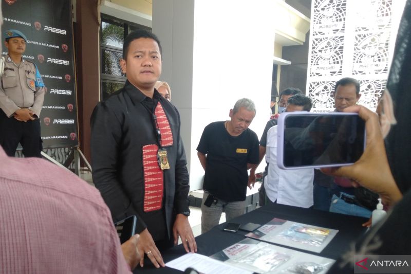 Dua bandar judi online yang menyasar emak-emak ditangkap Polisi Karawang