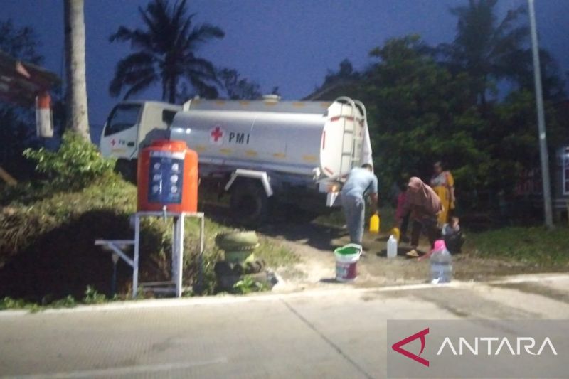 BPBD Cianjur distribusikan air bersih ke warga sampai malam