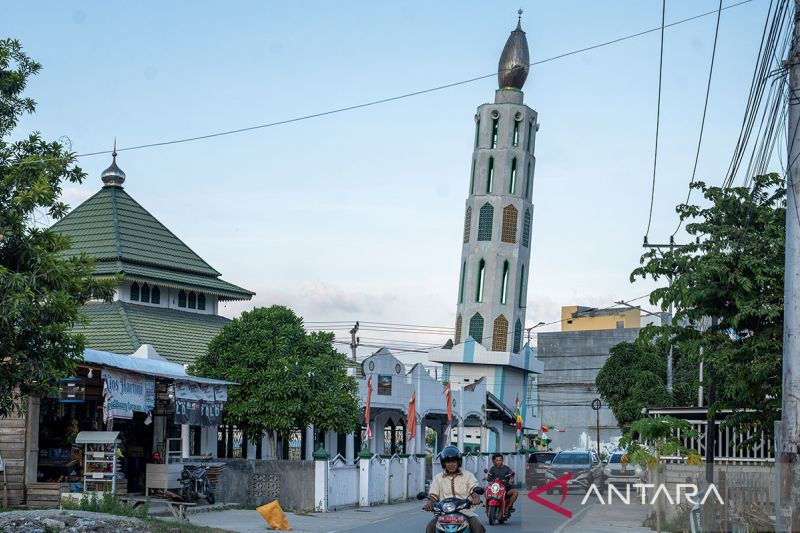 Penyelamatan menara masjid miring di Palu