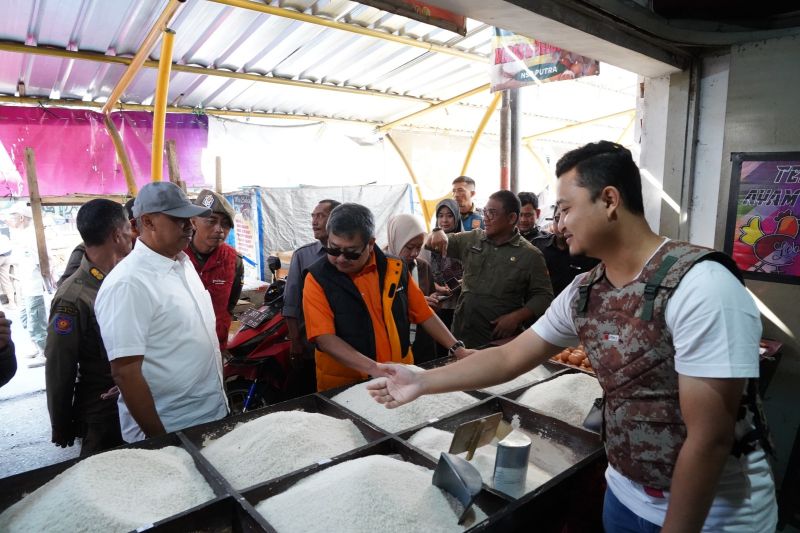 Garut alokasikan 100 ton beras untuk warga miskin