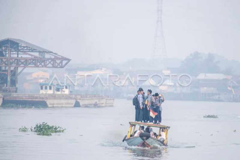 Berangkat sekolah melewati kawasan yang diselimuti kabut asap