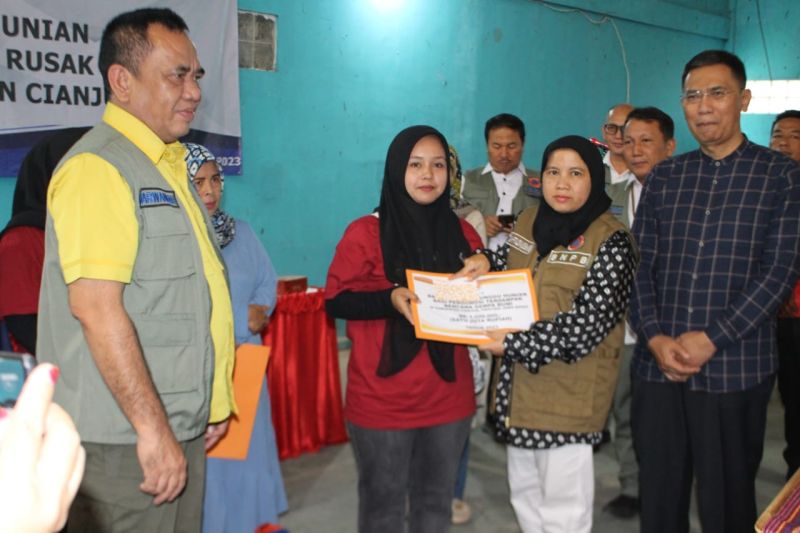 BNPB kembali serahkan dana tunggu hunian untuk korban rumah rusak akibat gempa Cianjur